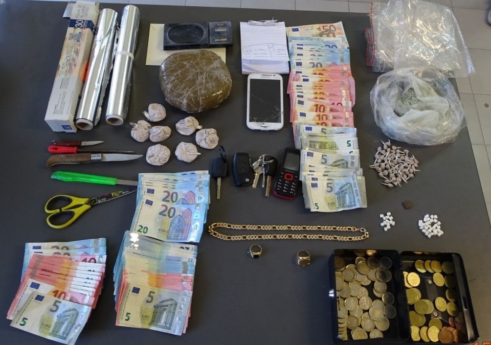 PSP de Braga detém 8 suspeitos de tráfico de droga em Santa Tecla e aprende três carros e cerca de 10 mil doses de heroína