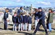 PSP de Braga comemorou Dia Mundial da Árvore com plantação de carvalhos no Picoto; alunos do 1.º ciclo foram cúmplices