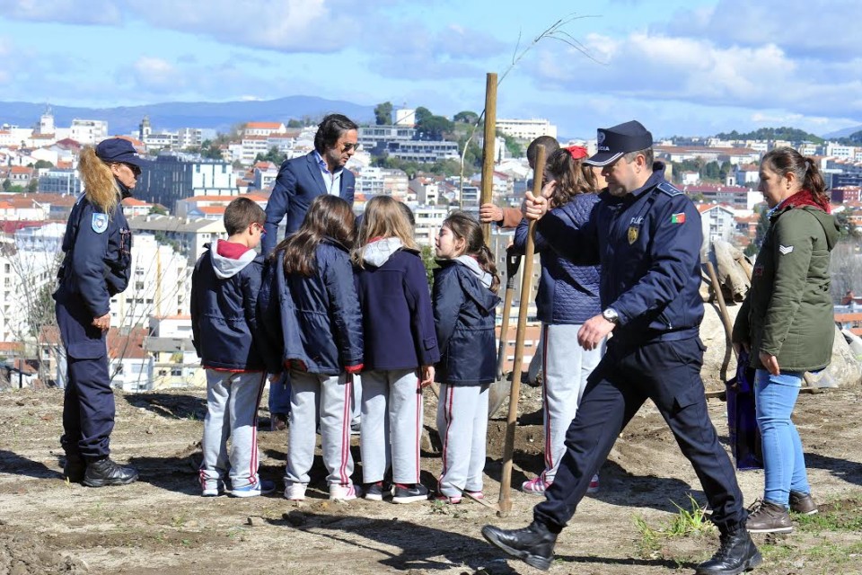 PSP de Braga comemorou Dia Mundial da Árvore com plantação de carvalhos no Picoto; alunos do 1.º ciclo foram cúmplices