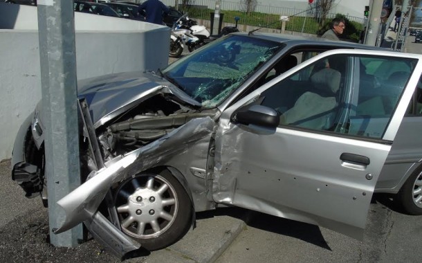 Choque entre automóveis causa ferimentos a condutora em Braga