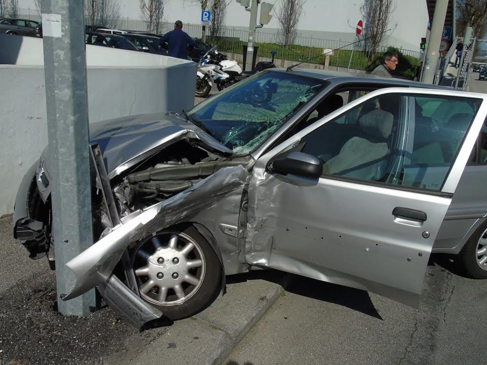 Choque entre automóveis causa ferimentos a condutora em Braga