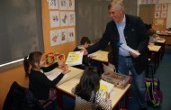 Amares: Autarquia oferece livros ‘Poder Pintar o Céu II’ aos autores do 1. ciclo