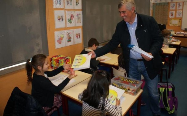 Amares: Autarquia oferece livros ‘Poder Pintar o Céu II’ aos autores do 1. ciclo