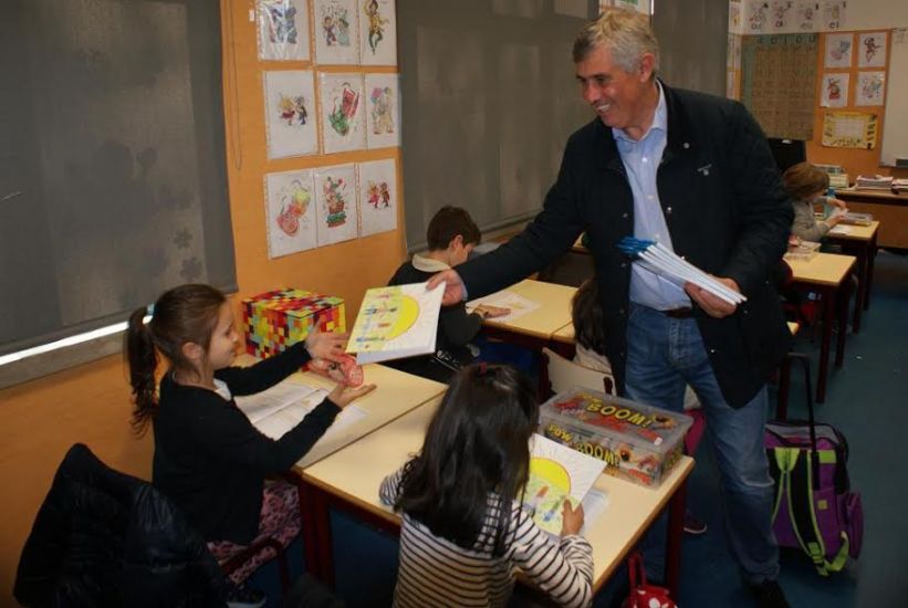 Amares: Autarquia oferece livros ‘Poder Pintar o Céu II’ aos autores do 1. ciclo