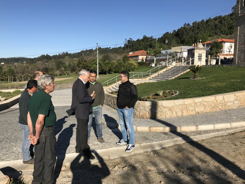 António Vilela acompanha requalificação da envolvente da Igreja Paroquial de Carreiras S. Tiago