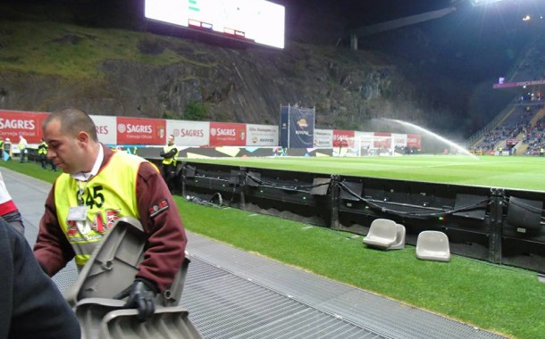 Adeptos do FC Porto provocam incidentes e estragos fora e dentro do Estádio do Braga
