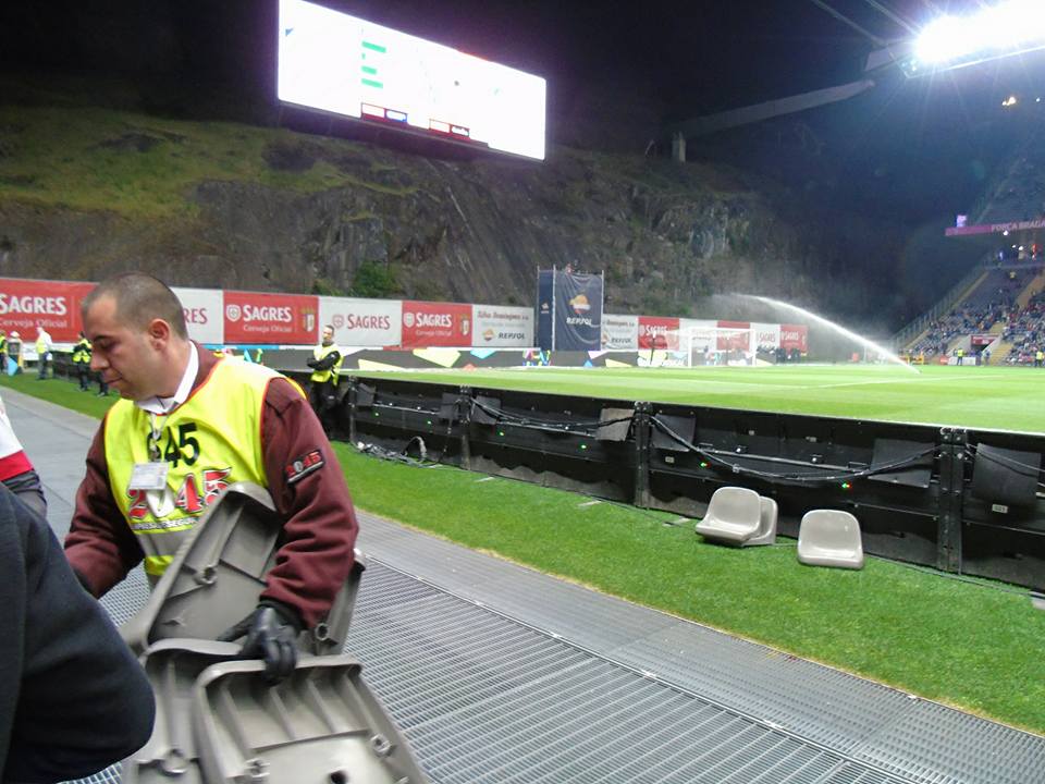Adeptos do FC Porto provocam incidentes e estragos fora e dentro do Estádio do Braga