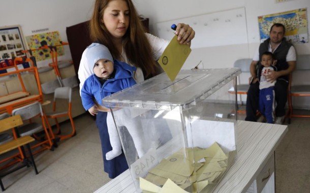 Referendo na Turquia não foi verdadeiramente democrático, dizem observadores internacionais