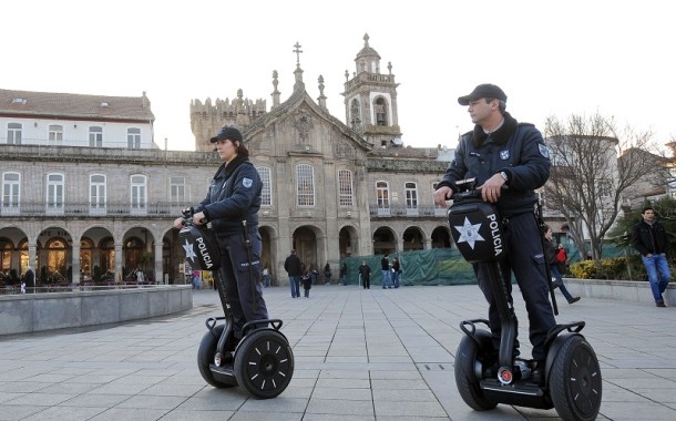Polícia Municipal de Braga detém mulher por roubo a octogenária; suspeita entregue à PSP