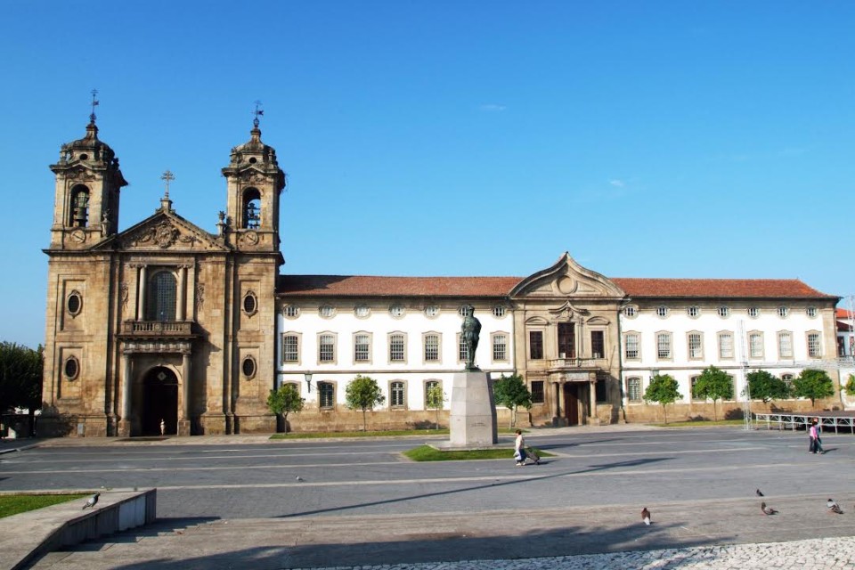 Serviços municipais encerram na segunda-feira com excepção do cemitério, parque de campismo e posto de turismo