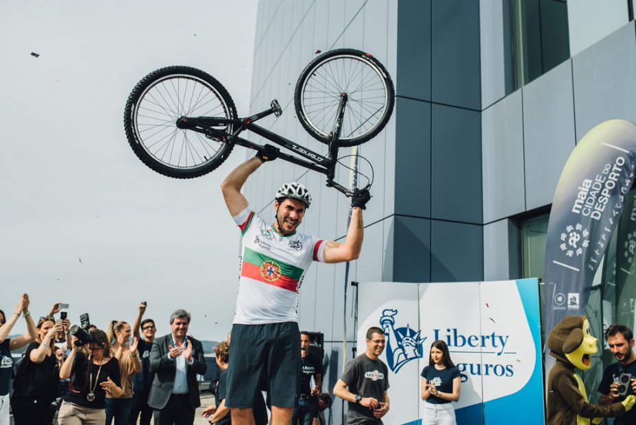Vilaverdense João Sousa sobe 400 degraus em bicicleta