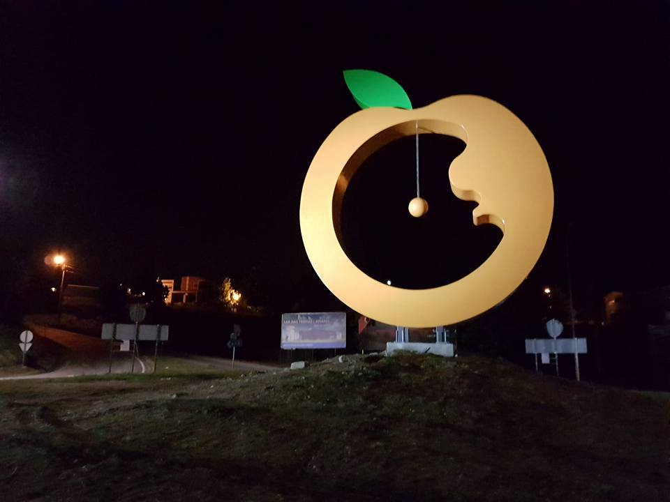 AMARES: Monumento da Laranja já está instalado na rotunda Ponte do Porto