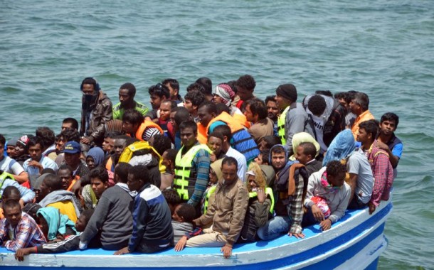 Força Aérea resgata 34 migrantes no Mediterrâneo após explosão