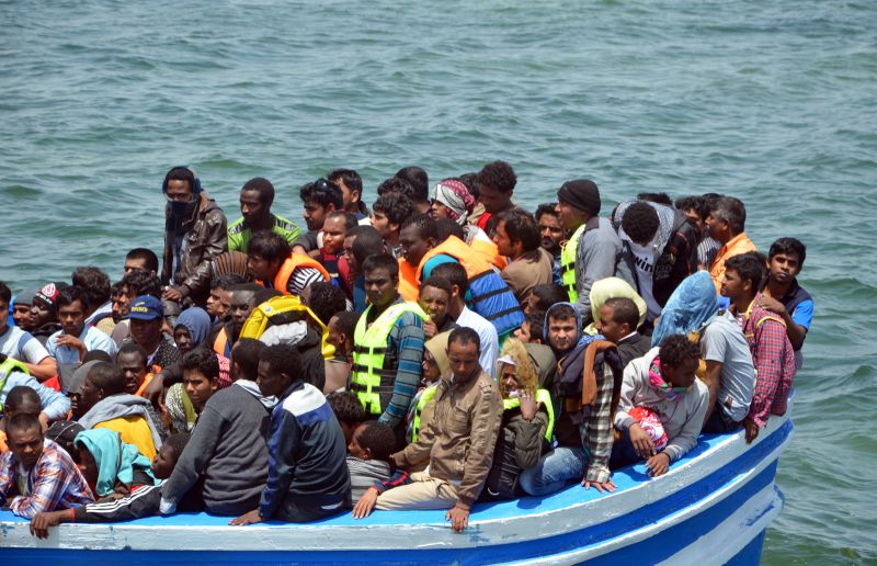 Força Aérea resgata 34 migrantes no Mediterrâneo após explosão