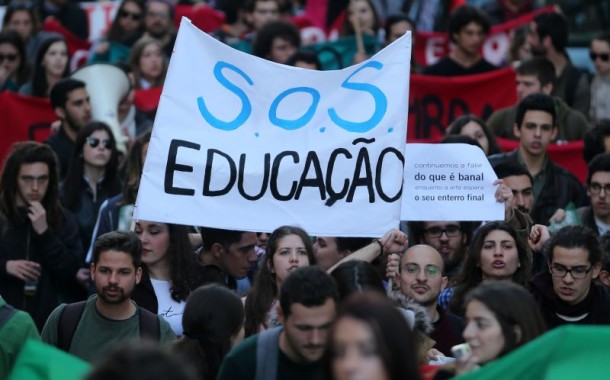 Estudantes do ensino superior lançam petição contra as propinas