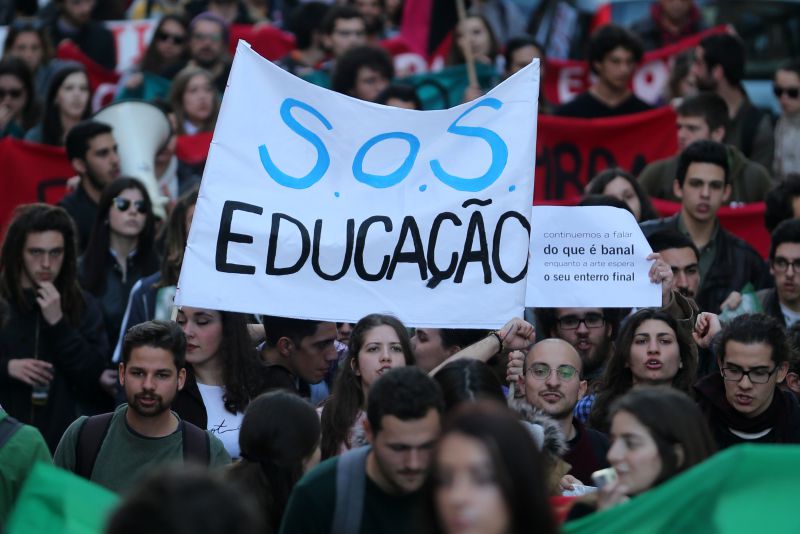 Estudantes do ensino superior lançam petição contra as propinas