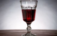 Basta meio copo de vinho para aumentar risco de cancro de mama, diz estudo britânico