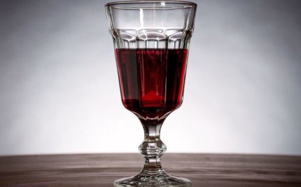 Basta meio copo de vinho para aumentar risco de cancro de mama, diz estudo britânico