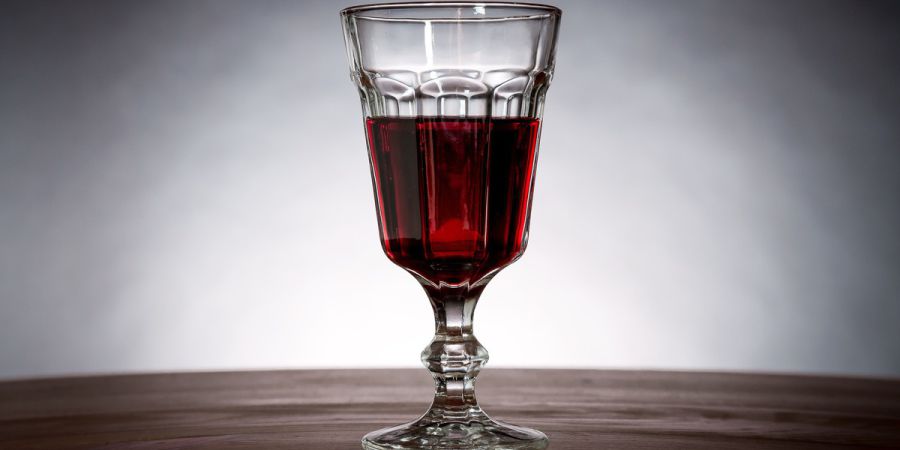 Basta meio copo de vinho para aumentar risco de cancro de mama, diz estudo britânico