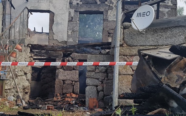 VILA VERDE: Um morto em incêndio que destruiu habitação em Valdreu durante a madrugada