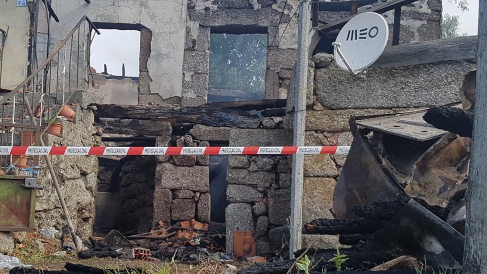 VILA VERDE: Um morto em incêndio que destruiu habitação em Valdreu durante a madrugada