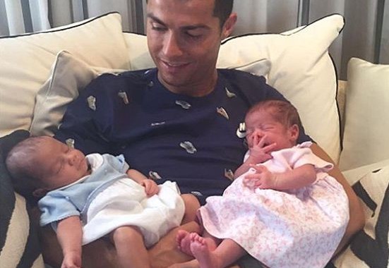 A primeira foto de Cristiano Ronaldo com os gémeos