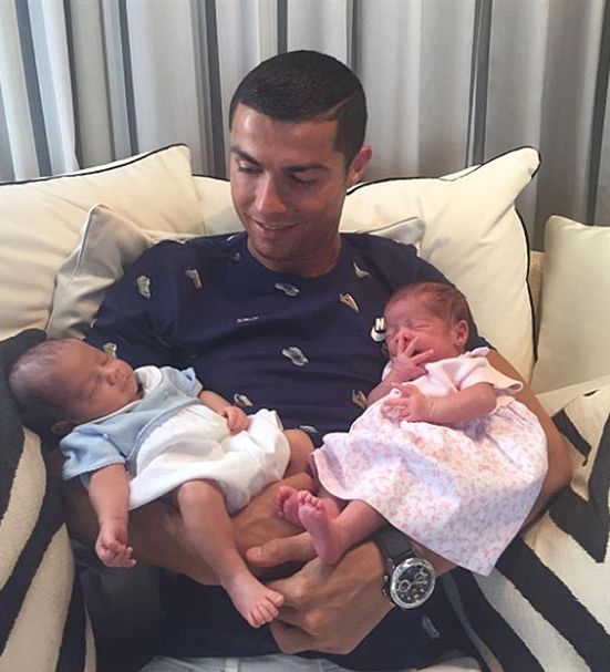 A primeira foto de Cristiano Ronaldo com os gémeos
