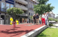 Paula Nogueira, candidata do BE à Câmara de Braga, aponta defeitos dos parques infantis