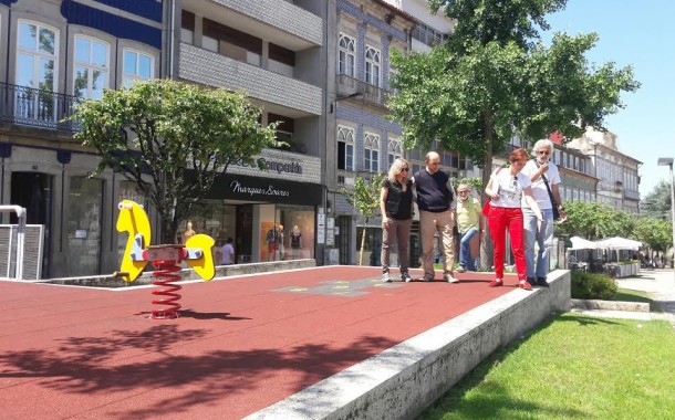 Paula Nogueira, candidata do BE à Câmara de Braga, aponta defeitos dos parques infantis