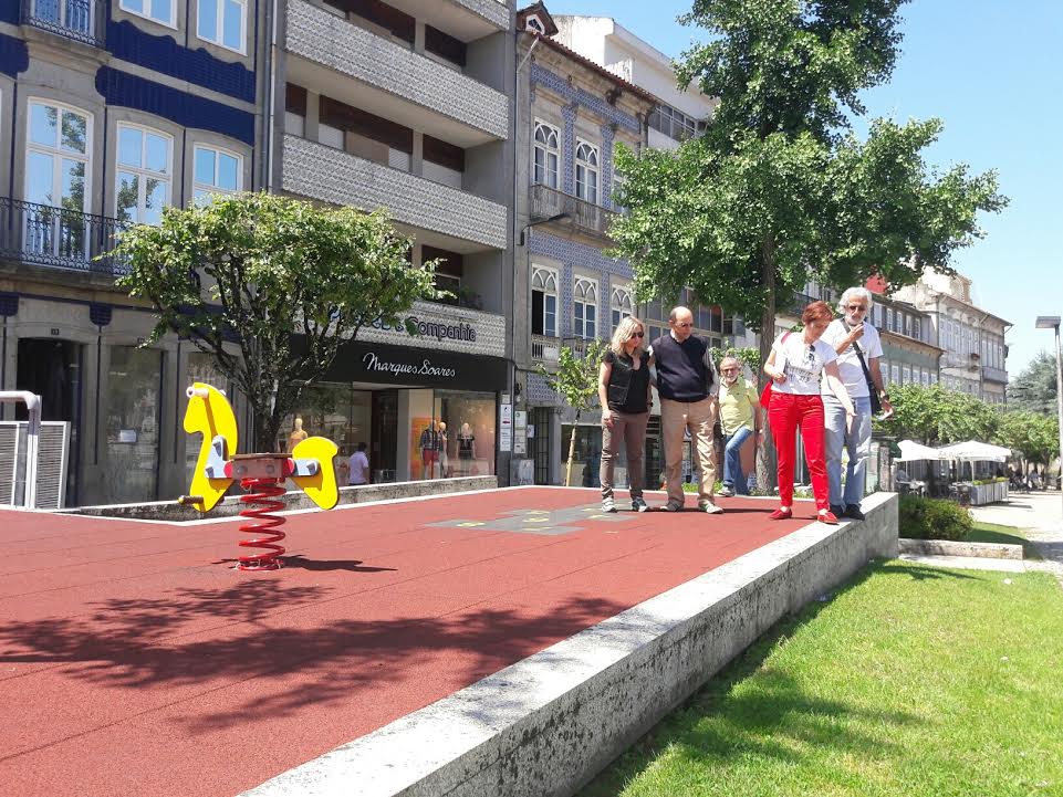 Paula Nogueira, candidata do BE à Câmara de Braga, aponta defeitos dos parques infantis