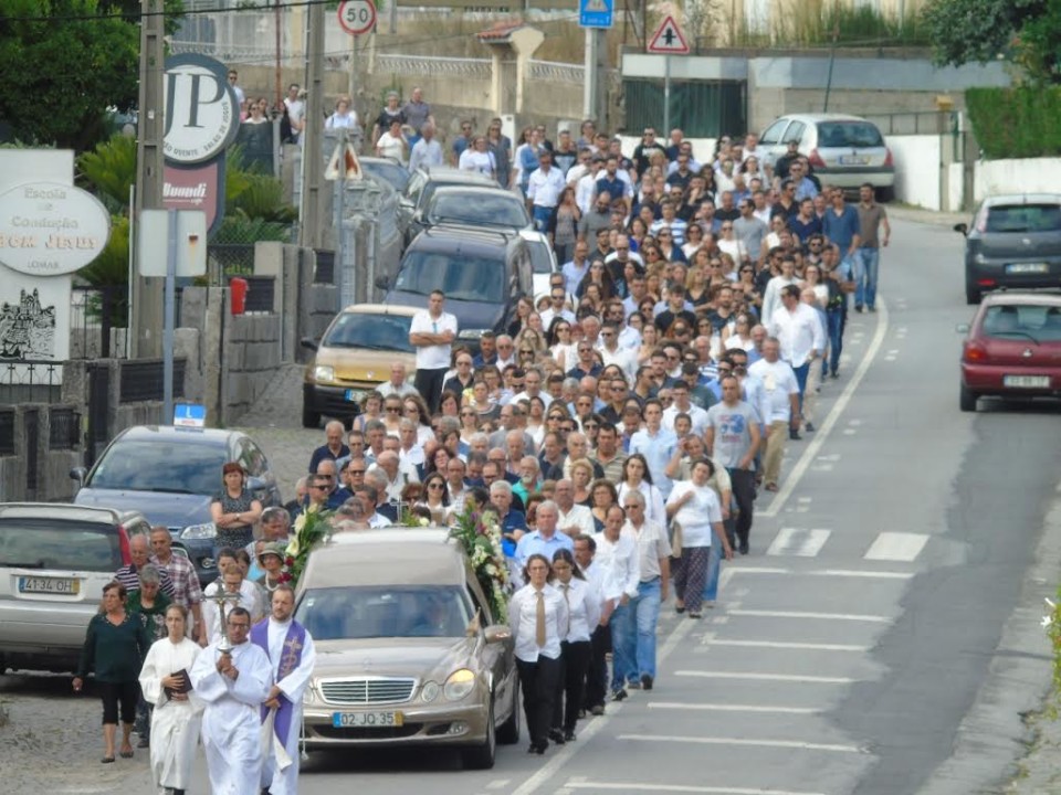 Enchente no funeral de homem que se despistou em Braga com a filha