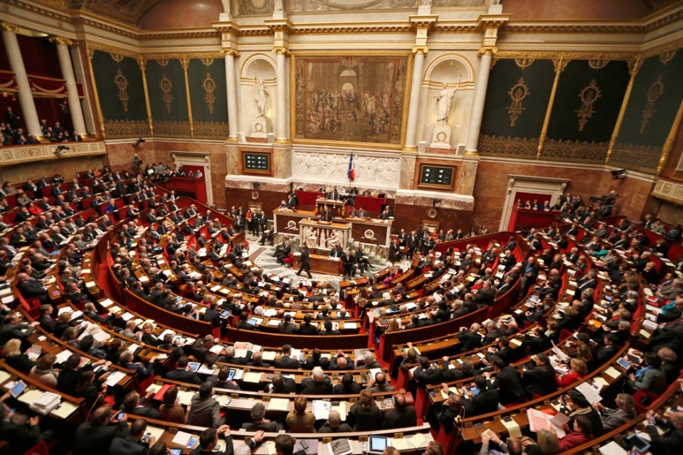 França proíbe contratação de familiares de deputados e ministros