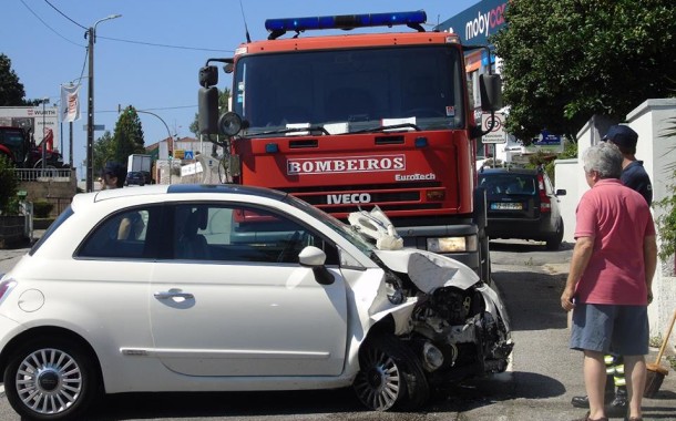 Mulher despista-se com os filhos contra o muro de vivenda em Braga