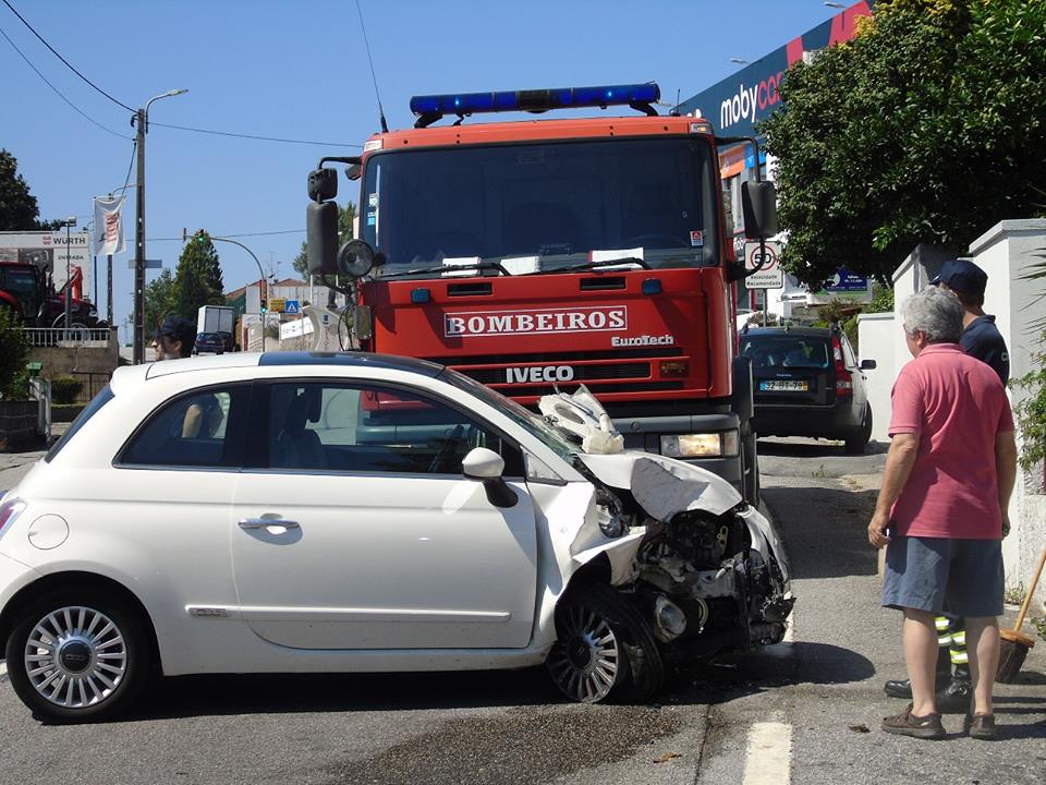 Mulher despista-se com os filhos contra o muro de vivenda em Braga