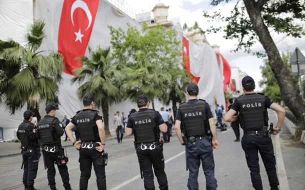 Polícia turca prende 42 funcionários universitários