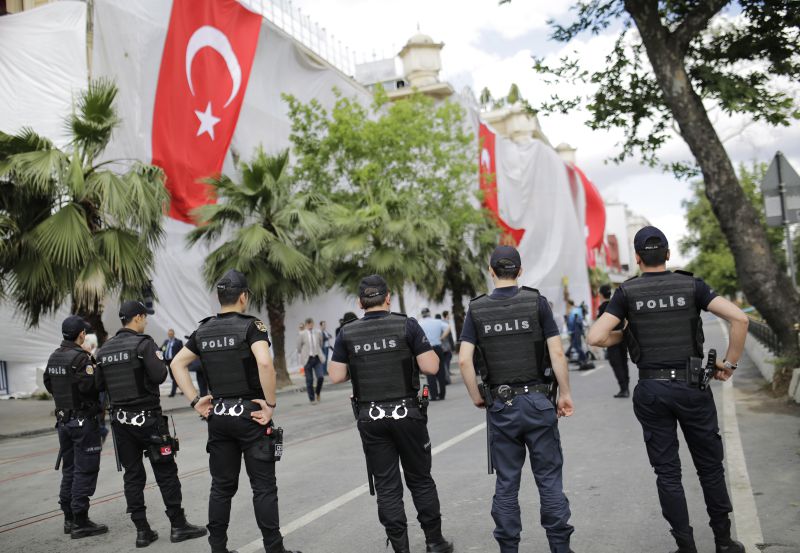 Polícia turca prende 42 funcionários universitários