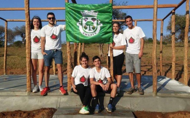 Voluntários da Missão Amar(es) constroem casa em Moçambique e colocam bandeira do concelho