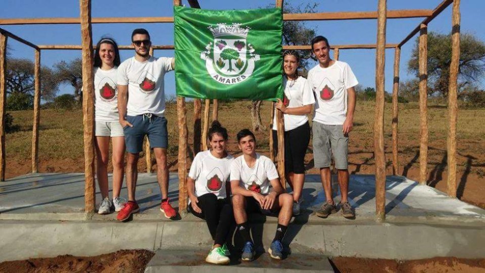 Voluntários da Missão Amar(es) constroem casa em Moçambique e colocam bandeira do concelho