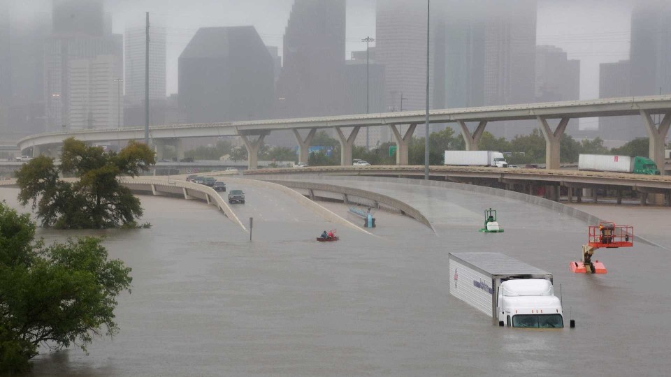 Furacão Harvey: água atinge limite numa das maiores barragens de Houston (EUA)