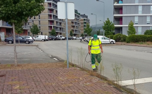 Vinagre de álcool para eliminar ervas daninhas das ruas de Braga