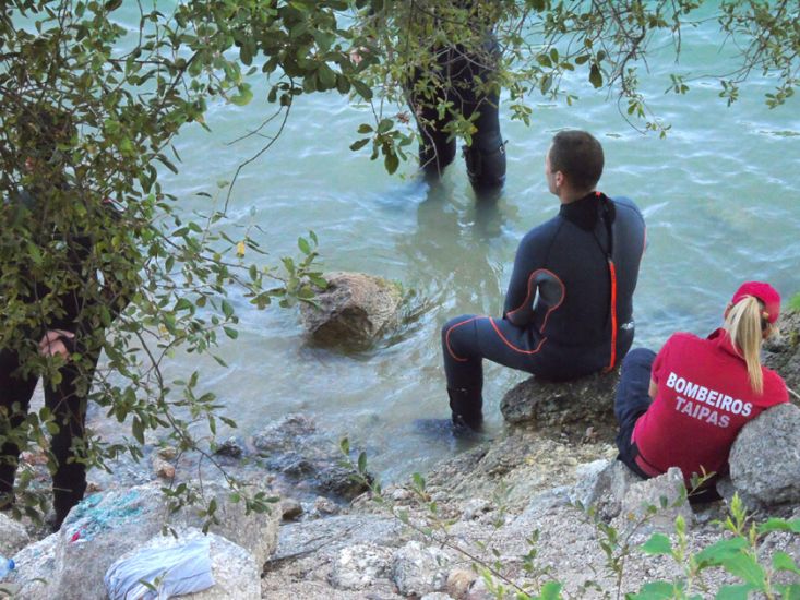 RIO CALDO: Embate fez com que carro caísse na Albufeira da Caniçada