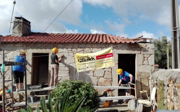 Voluntários reconstroem casa de família da Póvoa de Lanhoso com ajuda da ex-embaixatriz dos EUA em Portugal