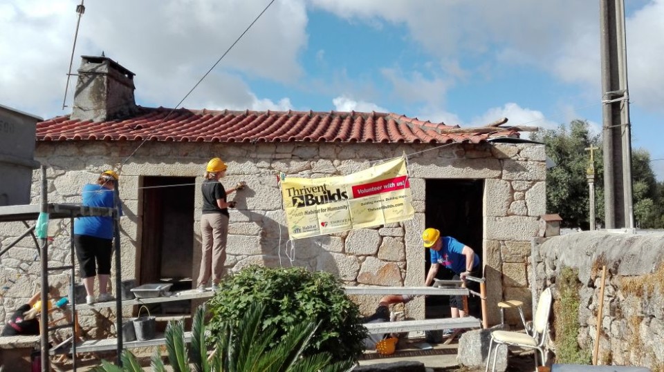 Voluntários reconstroem casa de família da Póvoa de Lanhoso com ajuda da ex-embaixatriz dos EUA em Portugal