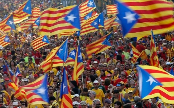 “Não tenham medo e saiam às ruas”, apela o autarca de Barcelona aos catalães