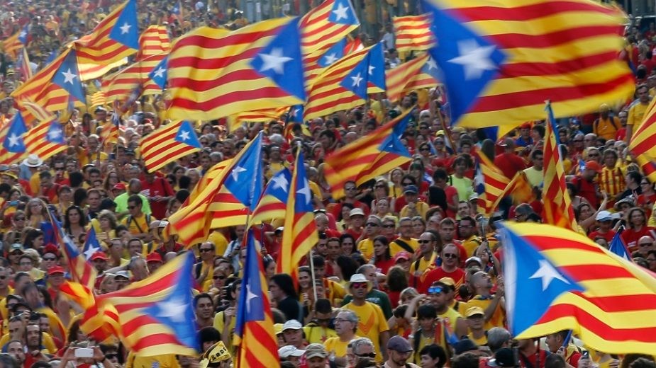 “Não tenham medo e saiam às ruas”, apela o autarca de Barcelona aos catalães