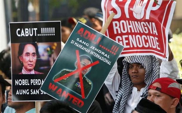 Birmânia: Milhares pedem retirada do Nobel a Aung Suu Kyi, comité norueguês recusa
