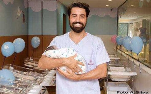 Ricardo Pereira mostra filha recém-nascida