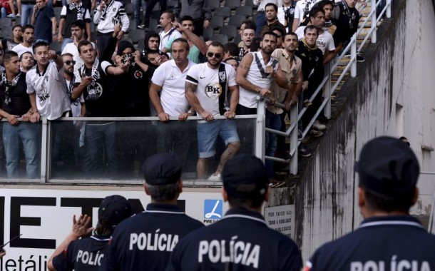 PSP de Braga põe 'fora de jogo' dois homens com artigos pirotécnicos em estádios