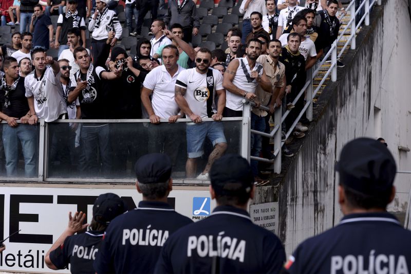 PSP de Braga põe 'fora de jogo' dois homens com artigos pirotécnicos em estádios