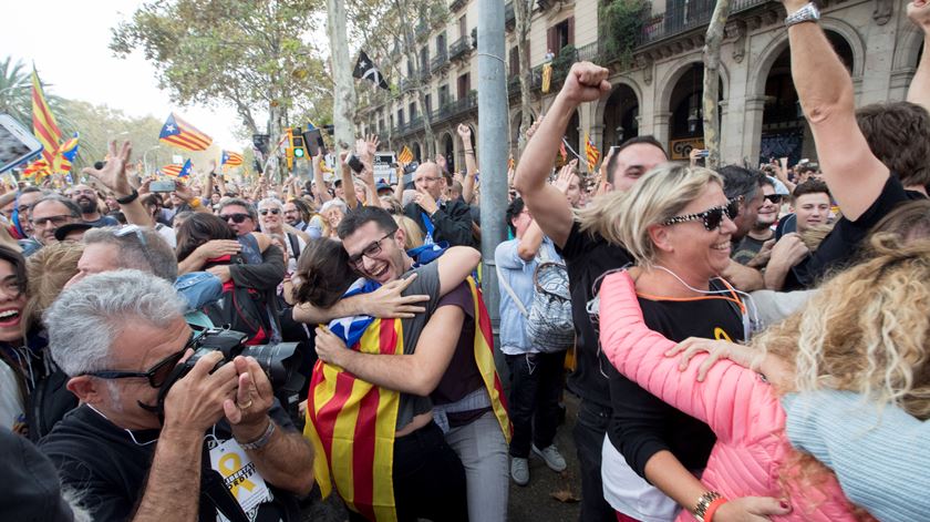 Catalunha declara independência de Espanha, Madrid promete repor a legalidade